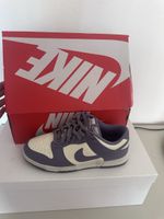 Baskets Nike Dunk Low violet/crème pointure 41 neuves