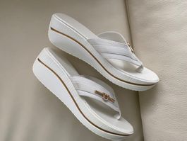 MUST HAVE - edle/stylische Flip-Flops, weiss/gold, 39