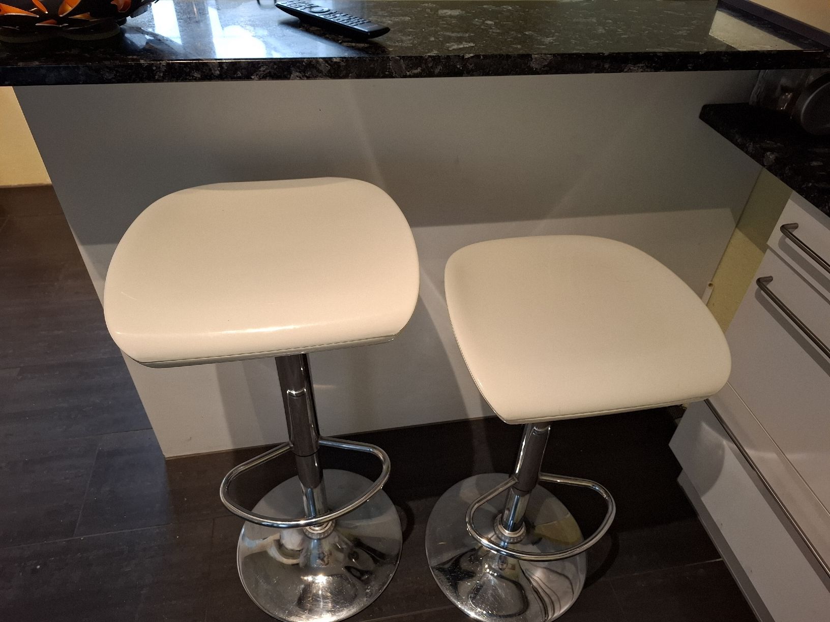 Hocker: 2 Barhocker, höhenverstellbar, Chromstahl – Gebraucht aus Luzern von wvg_lt6m 1