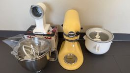 Robot de cuisine KitchenAid jaune avec accessoires