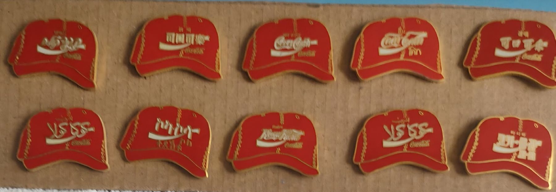 Coca-Cola Plaketten & Abzeichen: 10 Coca Cola Cap Pins – Gebraucht aus Luzern von Luzern_Energy
