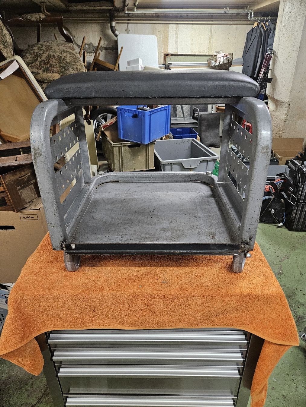 Hocker: Werkstatthocker mit Rollen und Ablage Metall grau – Gebraucht aus Rorschach von TimelessTrading 3