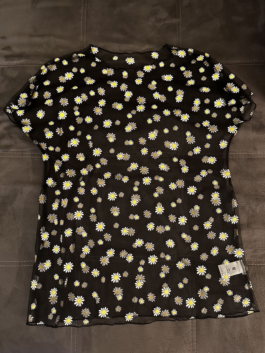 T-shirt: Schwarzes Shirt mit Gänseblümchenmuster Gr. M – Nuovo (secondo la descrizione) da Siebnen venduto da luana_cataleya
