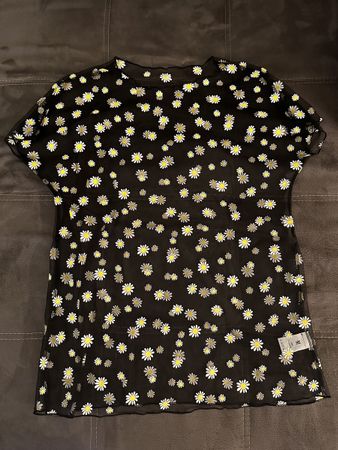 Schwarzes Shirt mit Gänseblümchenmuster Gr. M