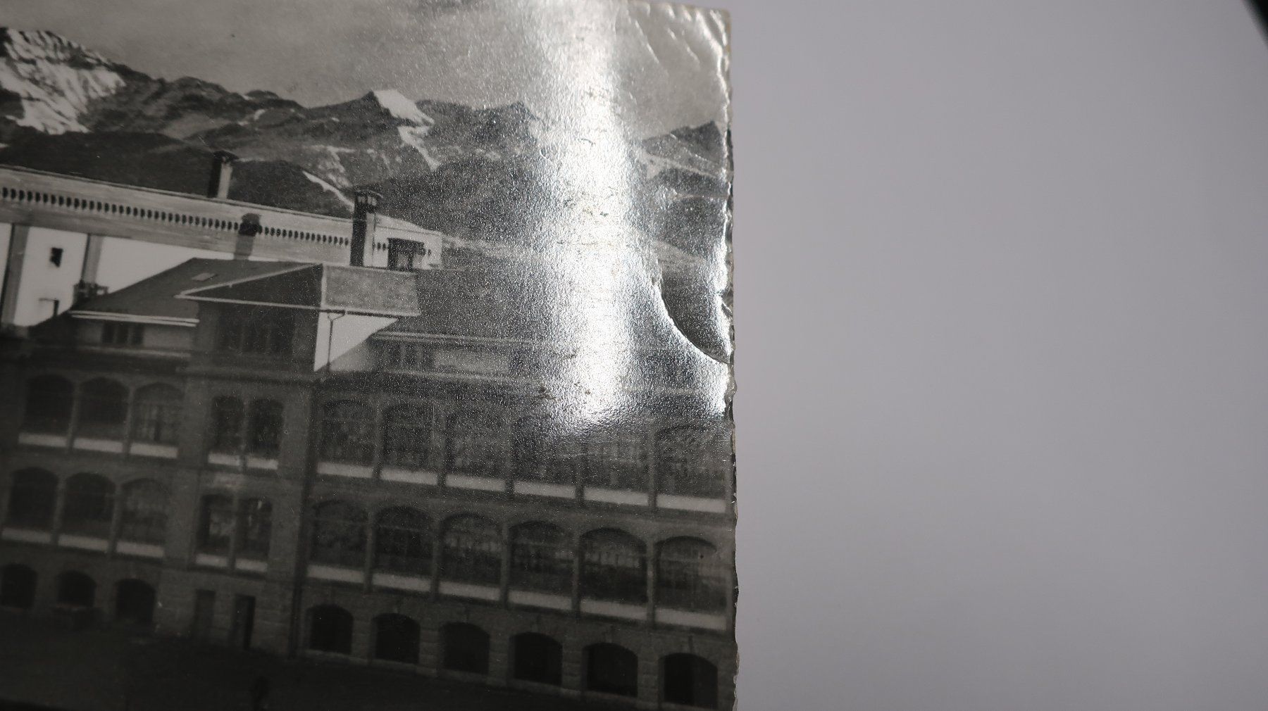 Cartoline postali: Thun Kaserne mit Eiger - Mönch - Jungfrau – Usato da Cormoret venduto da Pascalll2001 2