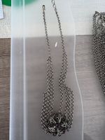 Kette mit dunkelroten Steinen