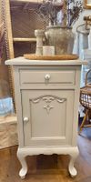 Nachttisch hellgrau im Shabby Chic