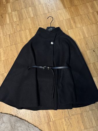 2x Cape-Mantel SHEIN, schwarz + petrol, Gr. S/M, mit Gürtel.