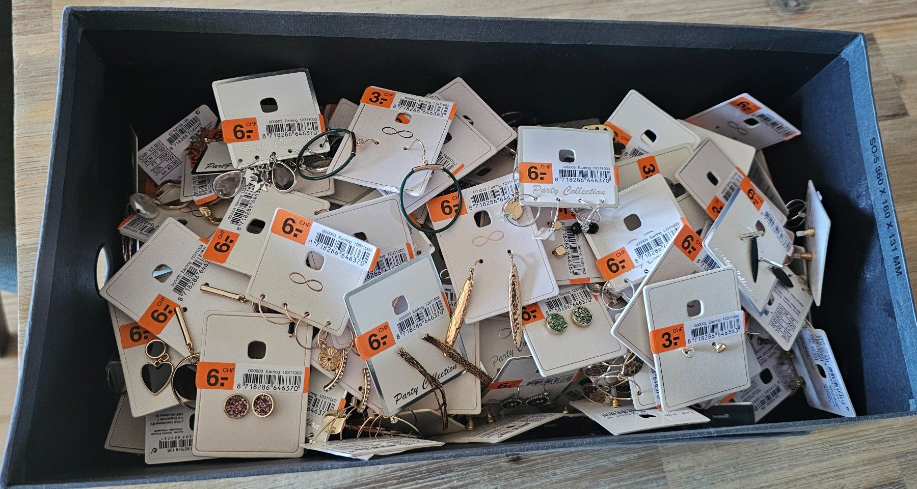 Altri gioielli: Grosses Set neuer Modeschmuck 200 Stk. Ohrringe – Nuovo e nell'imballaggio originale da Basel venduto da Mazzo84