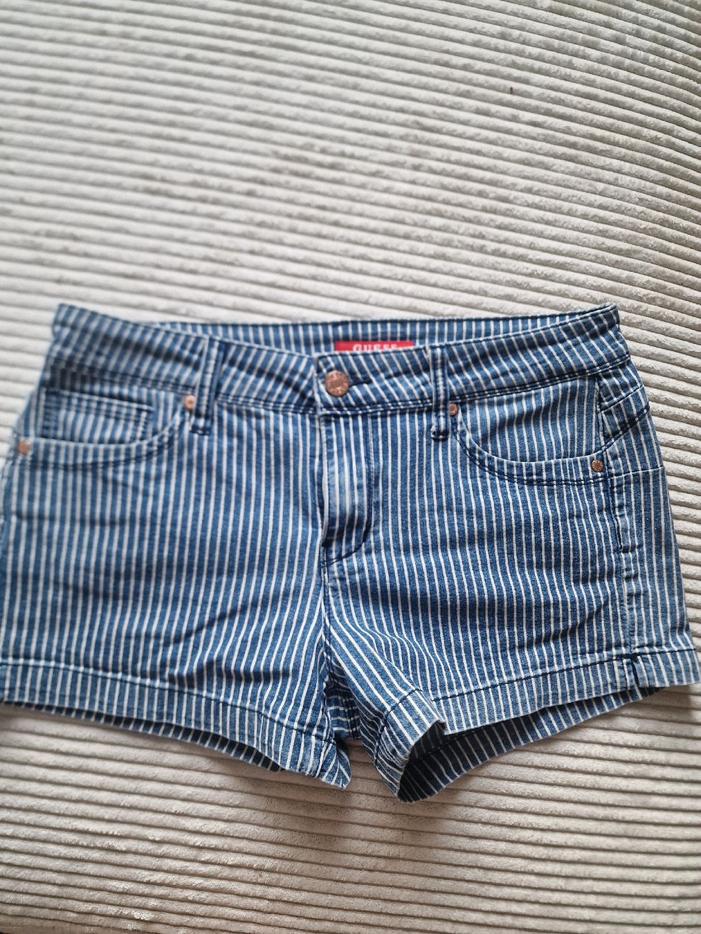 Guess Jeans: Guess Jeans Shorts gestreift blau weiss – Gebraucht aus Winterthur von Winti1993
