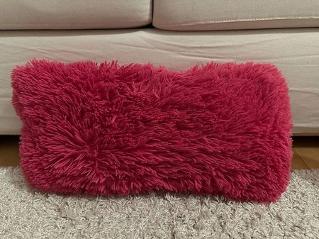 Pinkes flauschiges Dekokissen