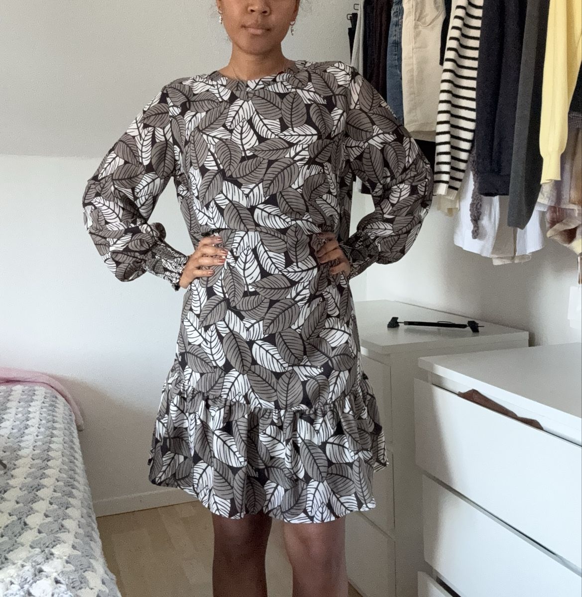La Redoute Robes: Kleid mit Blattmuster schwarz/weiss Grösse L – Neuf (Voir description) à Winterthur par Flomiverse 1