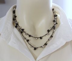 Schwarze Häkelkette m. schwarzen u. silbernen Kristallperlen