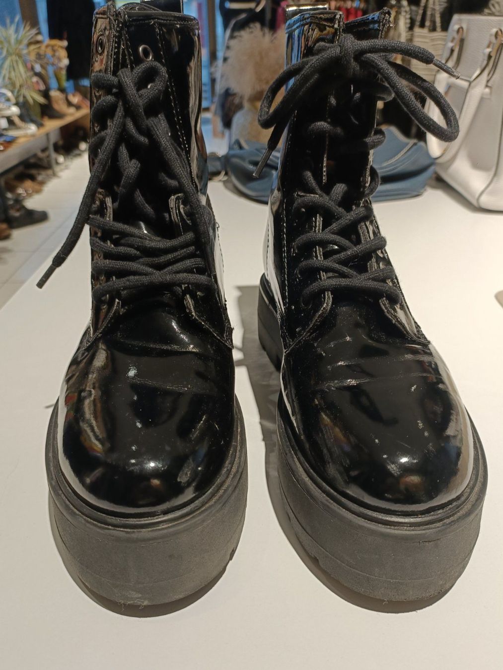 Tommy Hilfiger Scarpe da donna: Tommy Hilfiger Boots Schwarz Lack Gr. 40 – Usato da Zollikofen venduto da Proseco 1