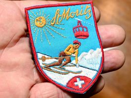 VINTAGE Badge ST. MORITZ  ST. GALLER STICKEREI skifahrer h-b