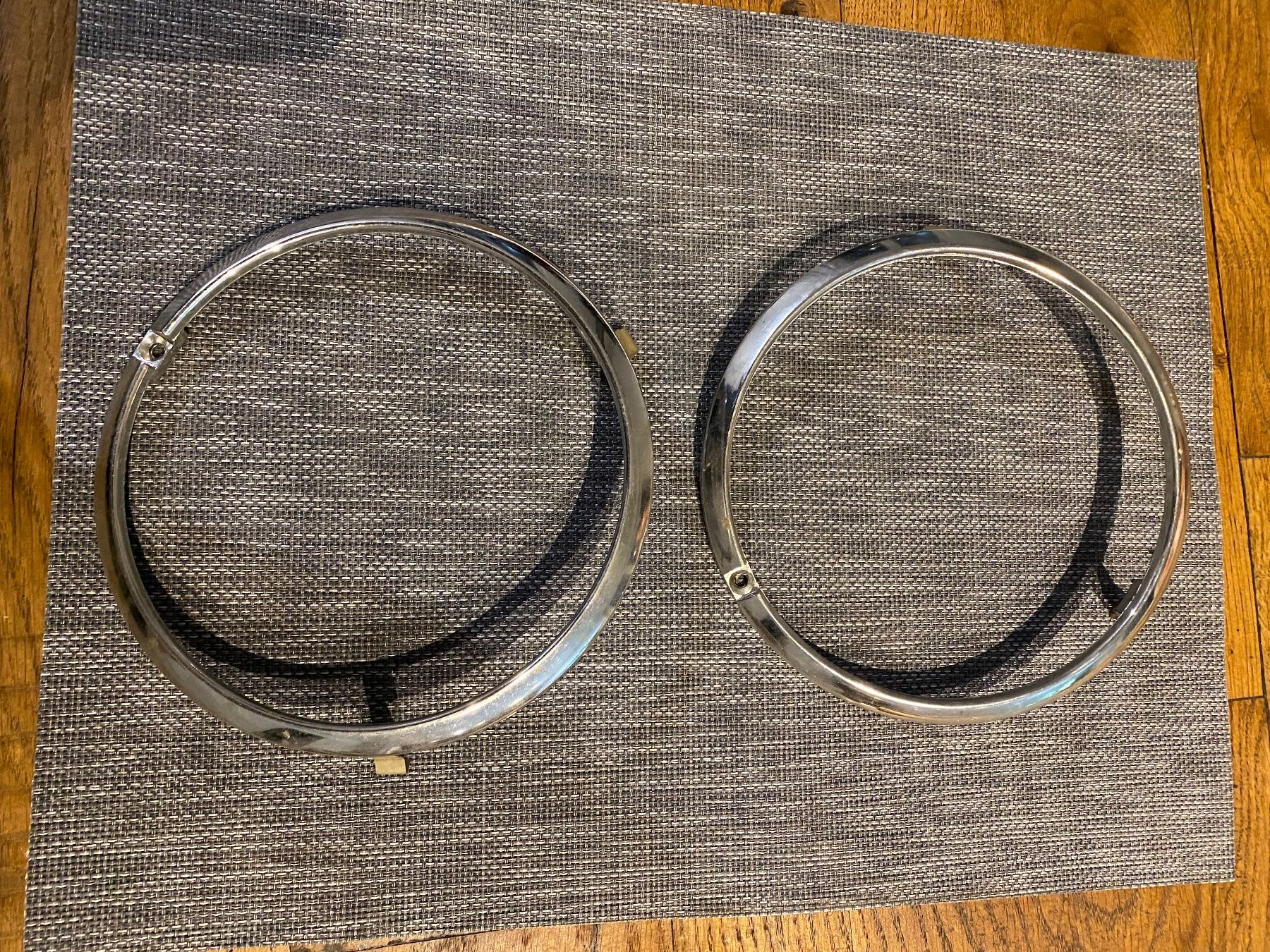 Ford Tutti pezzi di ricambio auto: Ford MUSTANG Lampenzierring – Usato da Dittingen venduto da Forfour1