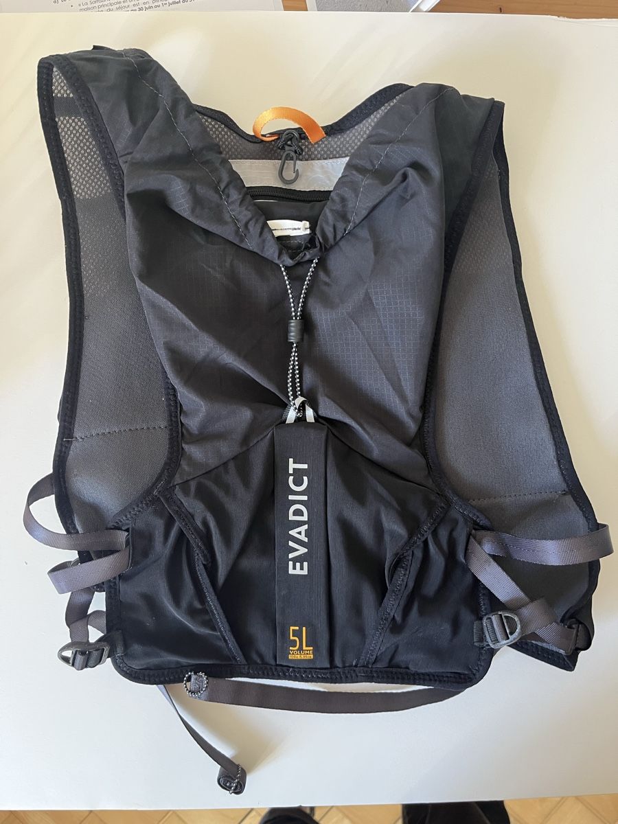 Decathlon Zaini: sac trail en parfait état  – Nuovo (secondo la descrizione) da La Chaux-de-Fonds venduto da vert_j 1
