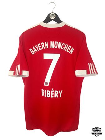 Arjen Robben signiert CL-Trikot des FC Bayern München