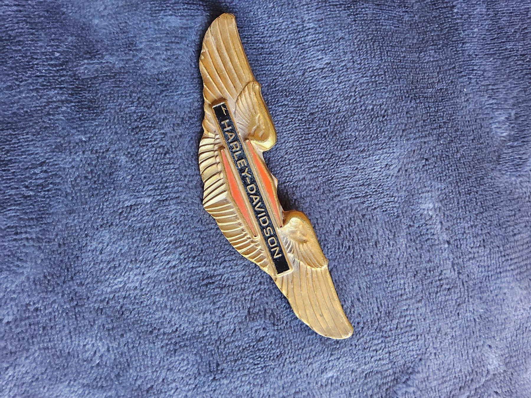 Harley-Davidson Spille & Fermagli: Vintage Harley Davidson Gold Wing Bar & Shield Pin Brosche – Usato da Zürich venduto da SciTec 7