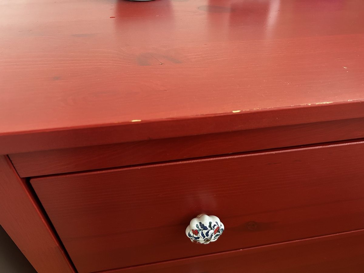 Commodes: Red 3-Drawer Chest with Unique Knobs - Good Condition – D'occasion à Oberrieden par Panthiras3 2