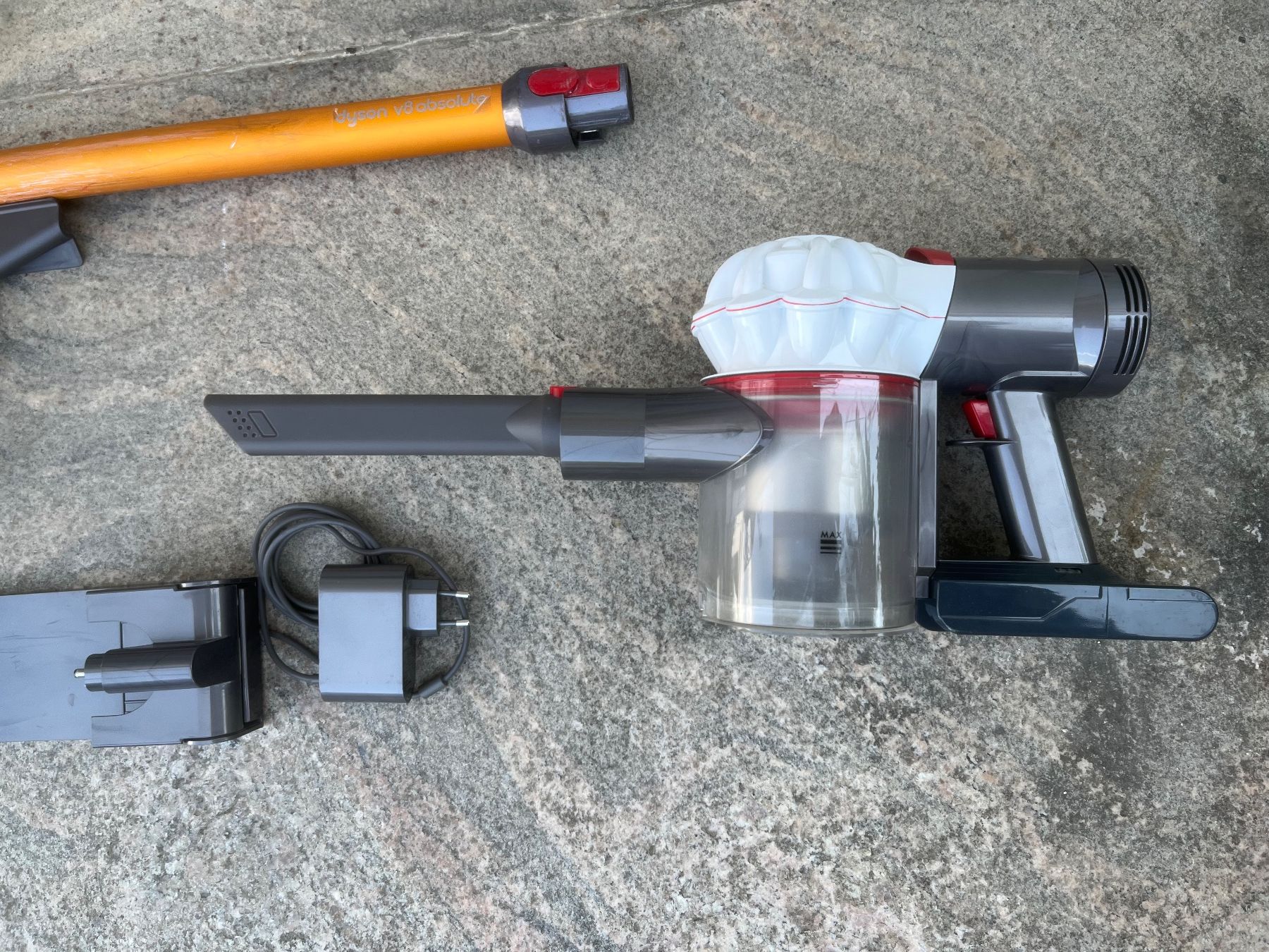Dyson Staubsauger & Zubehör: Dyson V8 Staubsauger – Gebraucht aus Magden von Hornet2 5