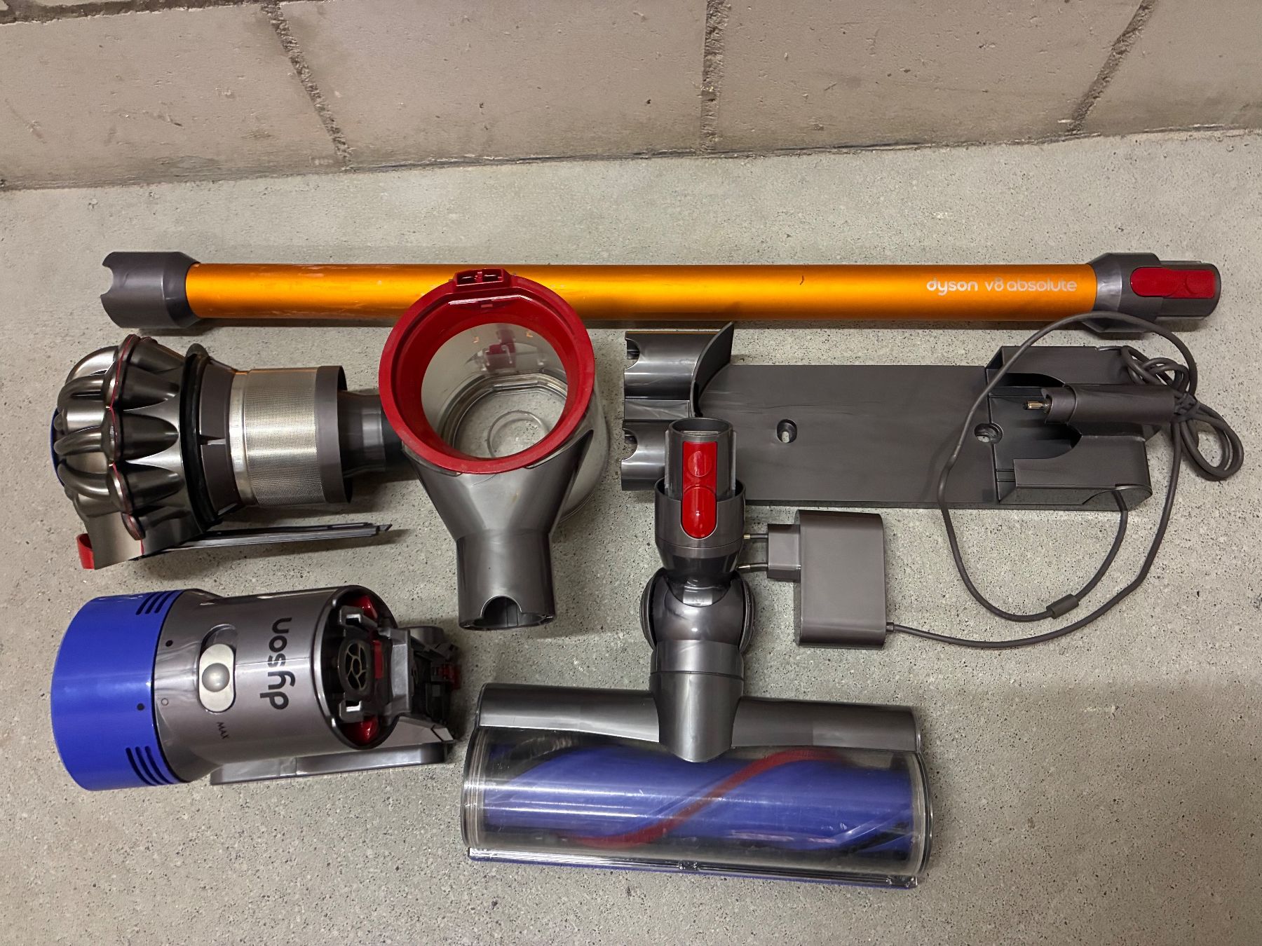 Dyson Staubsauger & Zubehör: Dyson V 8 – Gebraucht aus Hendschiken von zkos 3