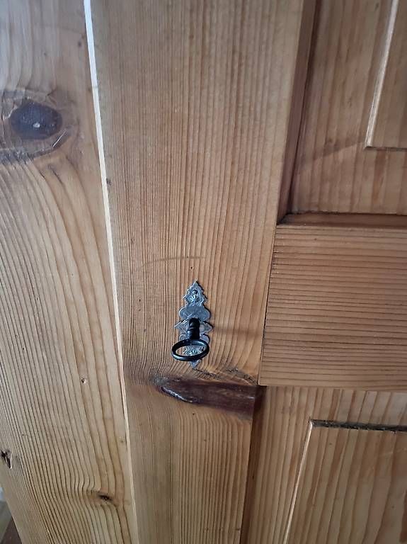 Schränke: Holzschrank massiv – Gebraucht aus Ennenda von Duke74 1