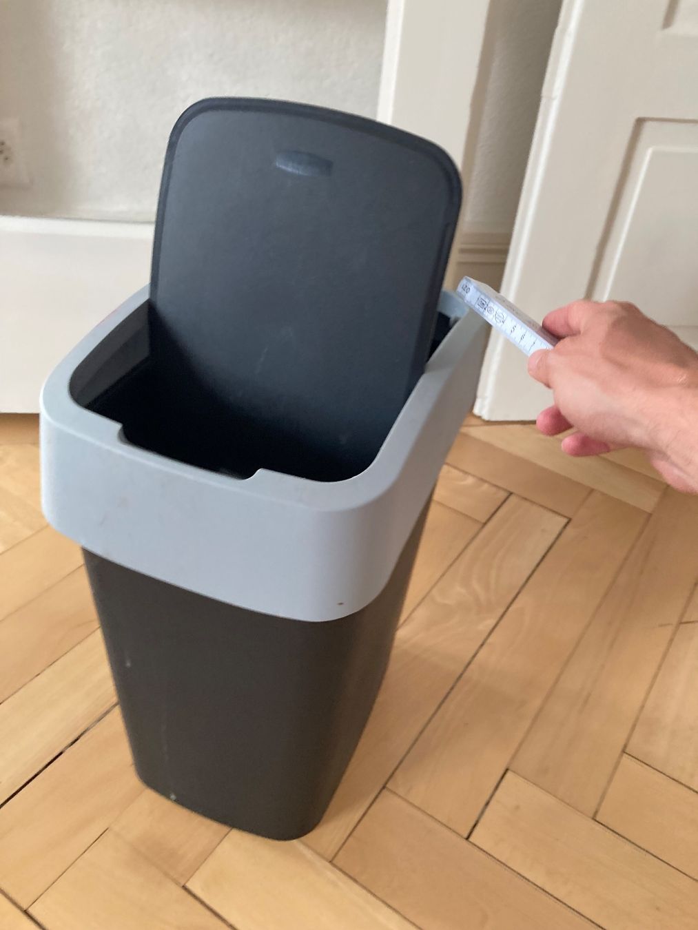 Poubelles: Abfalleimer mit Deckel schwarz/grau 46cm hoch – D'occasion à Zürich par mar_y2x7 2