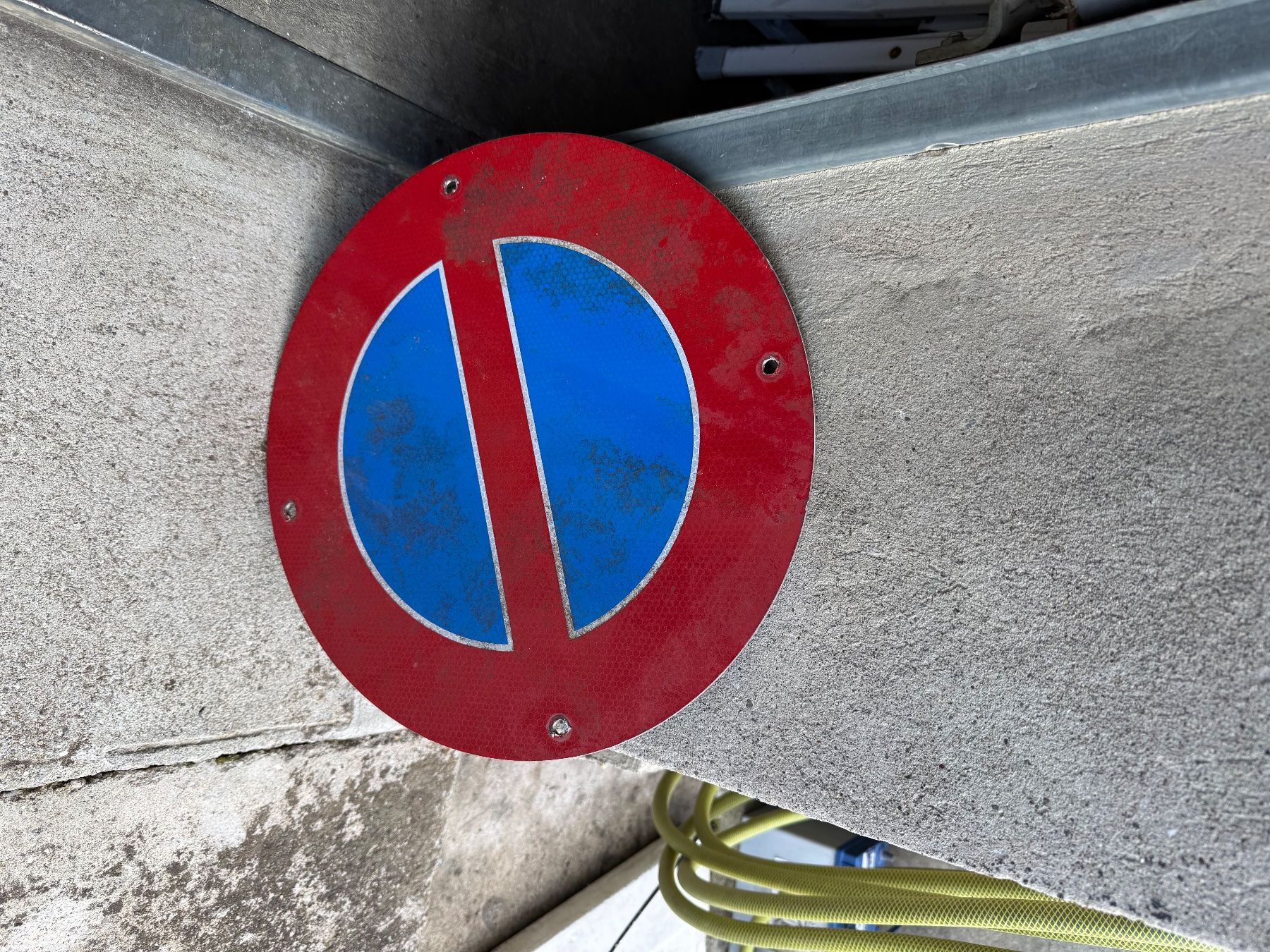 Insegne: Parkieren Verboten Schild – Usato da Aarburg venduto da Ricardolager