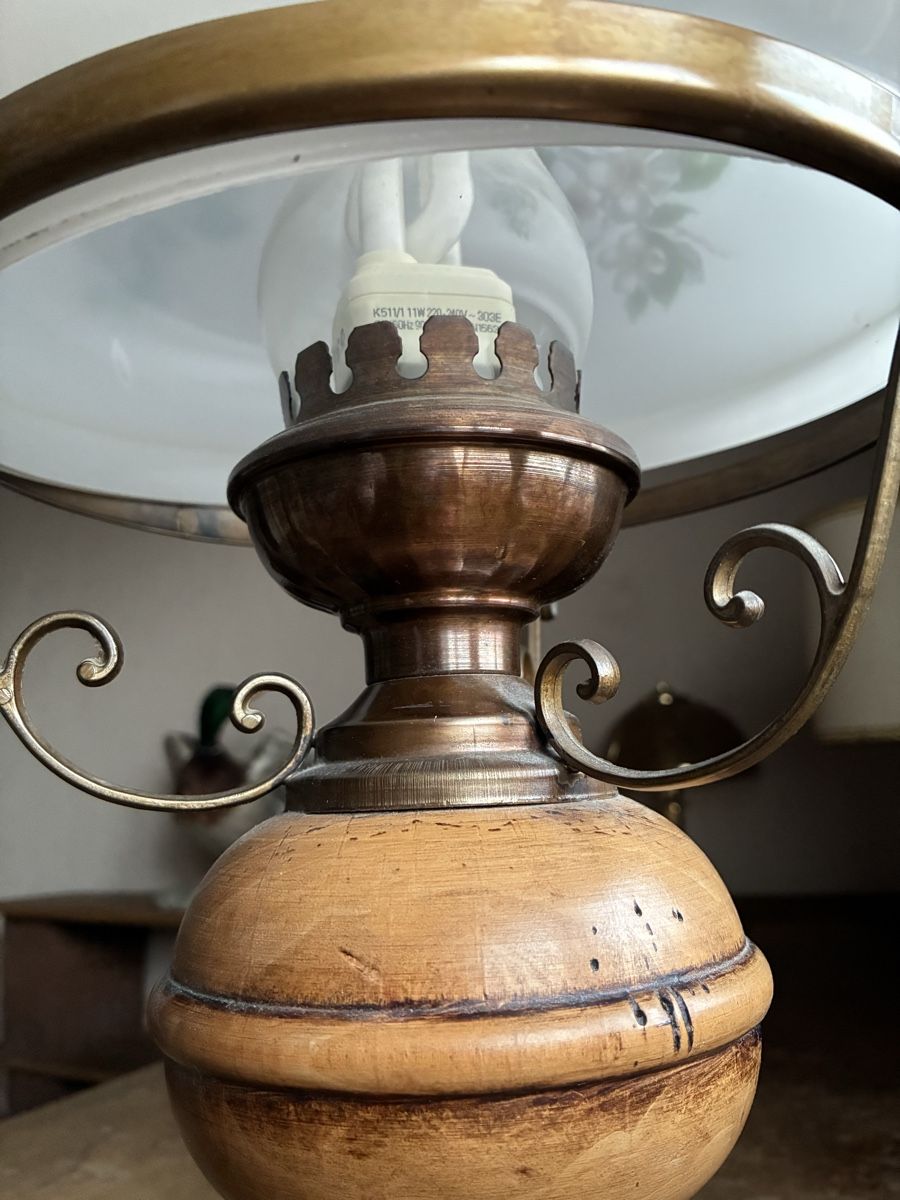 Lampade: Rustikale Lampe mit Holzfuss und Blütenschirm, Top! – Usato da Uster venduto da sil_x2l8 1