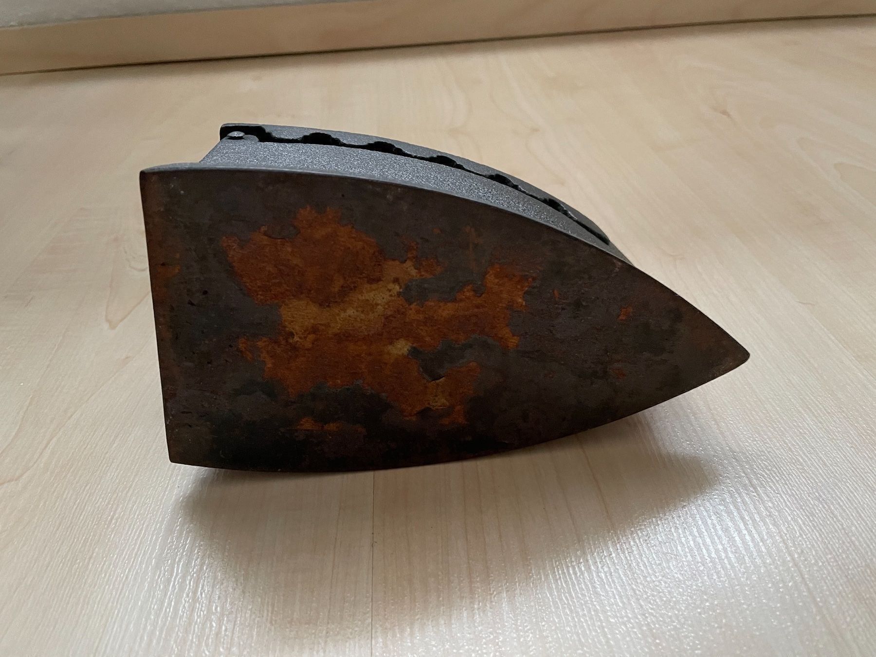 Bügeleisen: Antikes Kohle-Bügeleisen, Original – Gebraucht aus Wilderswil von Renaissance1 6