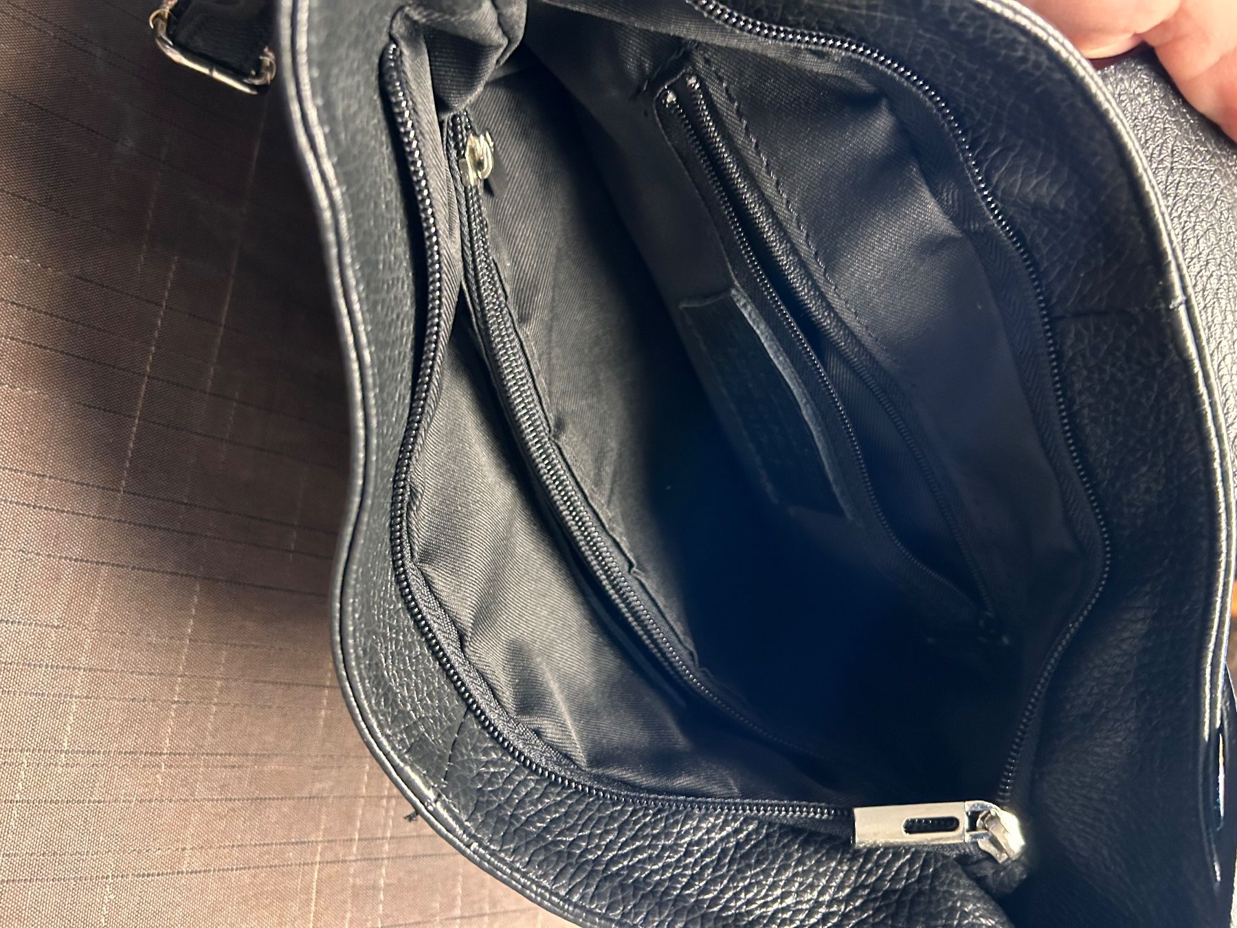 Taschen für Damen: Umhängetasche in schwarzem Leder – Gebraucht aus Trin von kreadiva 2