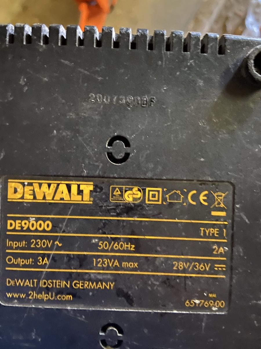 Dewalt Akkus & Batterien: Ladegeräte  – Defekt aus Gurmels von T7.220 2