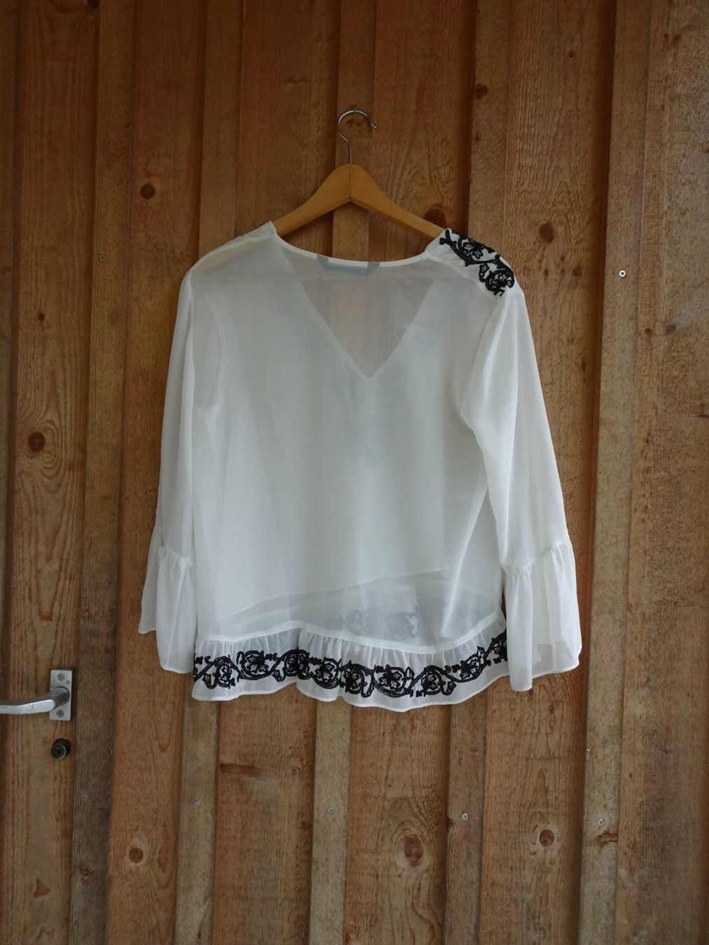 Zara Blusen: Weiss-schwarze ZARA Bluse Gr. M - 42571 – Gebraucht aus Küssnacht am Rigi von Good4Deckeli 1