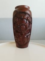 Asiatische Vase aus exotischem Holz mit geschnitztem Dekor