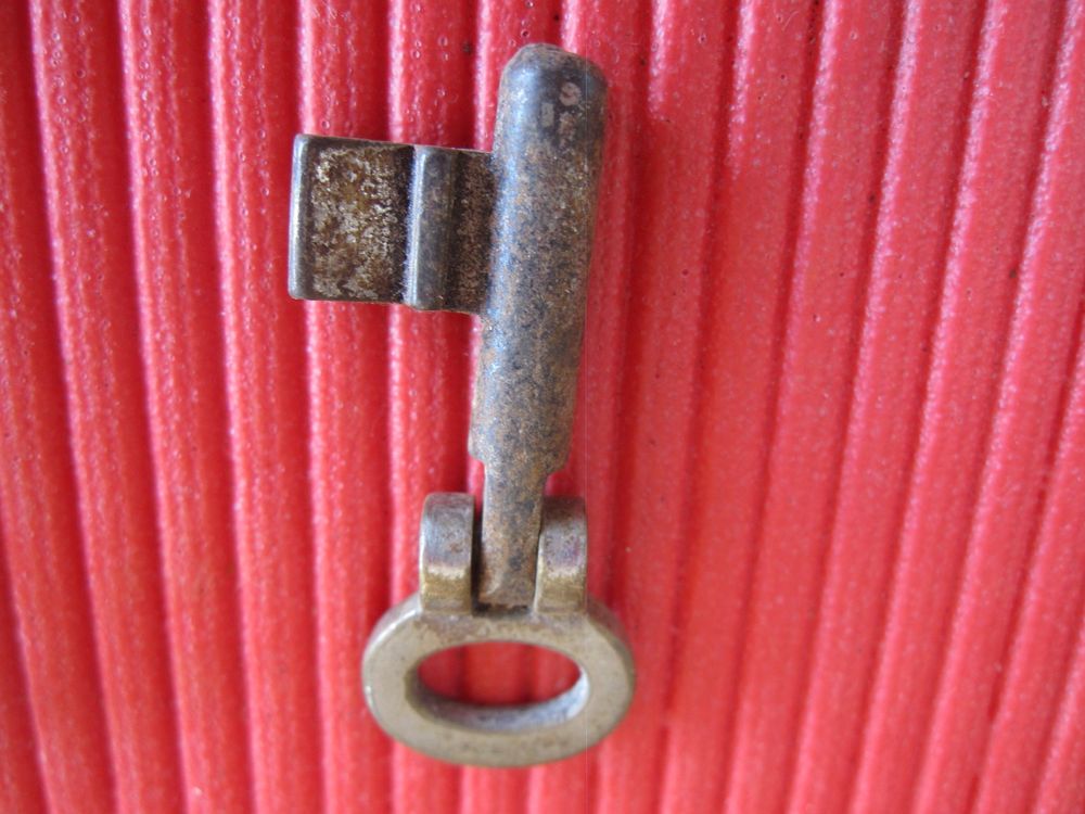 Vintage Schrank Mit Schlüssel Bei Kaufen