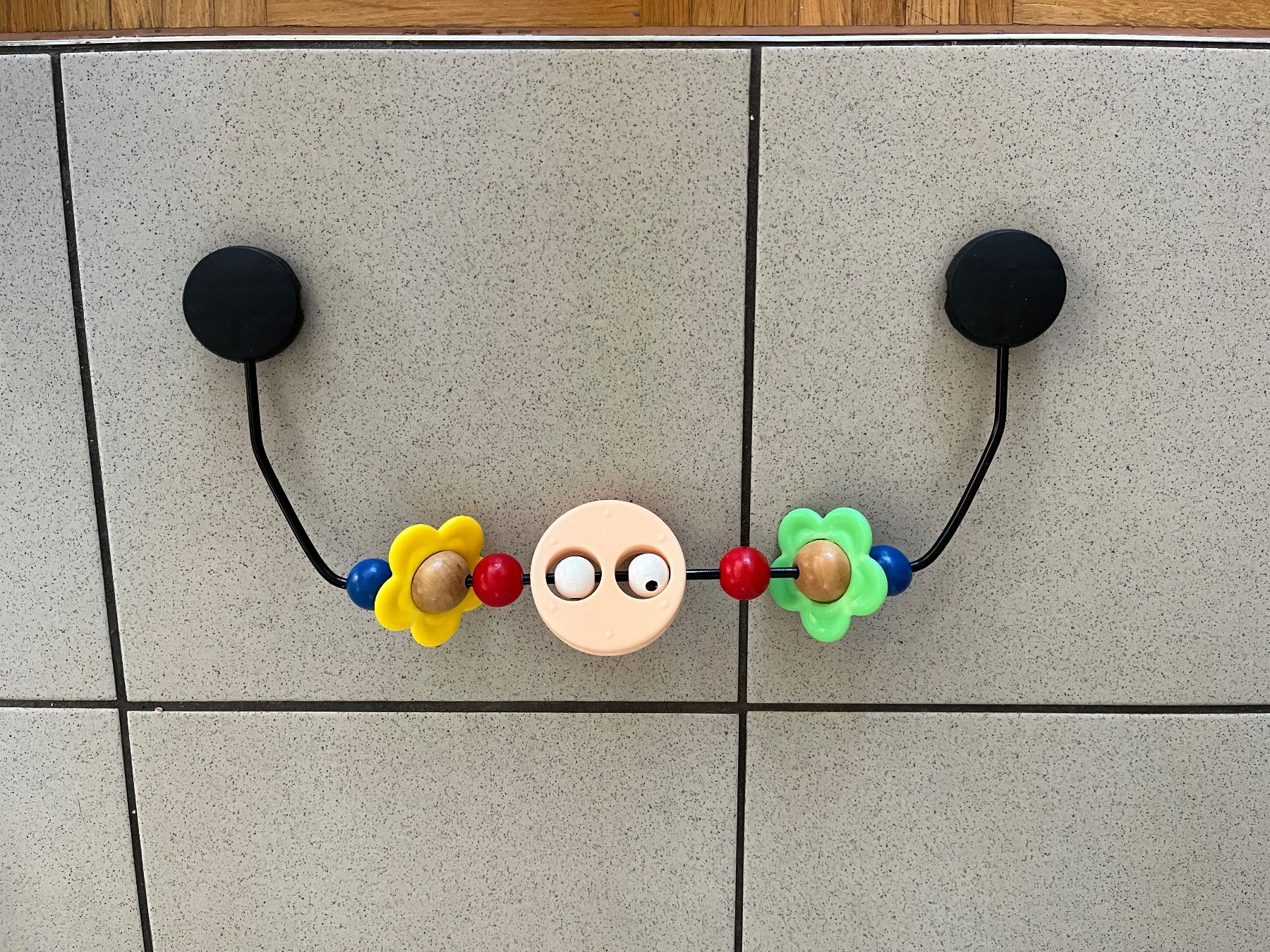 Babybjörn Wippen & Schaukeln: Babywippe rot/grau mit Spielzeug – Gebraucht aus Liestal von Raifur 3