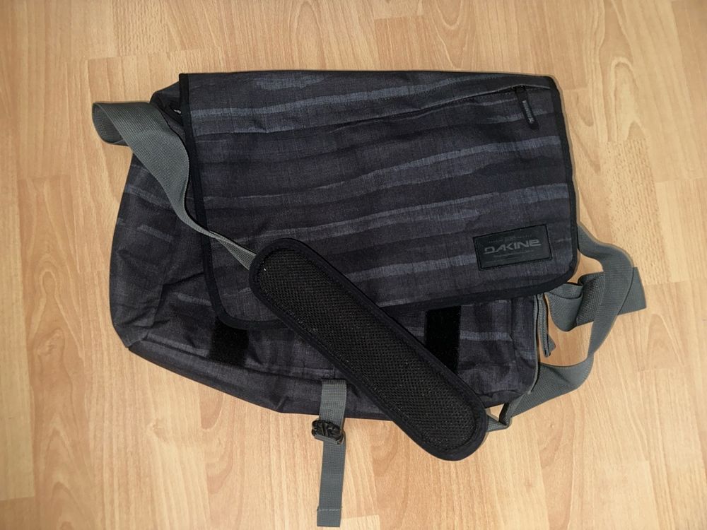 Dakine Borse: Dakine Umhängetasche für Alltag und Uni - Top Zustand! – Nuovo (secondo la descrizione) da Schübelbach venduto da ritualsx3