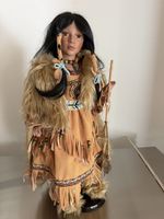 Sammlerpuppe Indianerin mit Fellmantel und Zubeh.