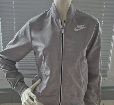 Veste Nike XS grise, idéale pour le printemps! comme neuf