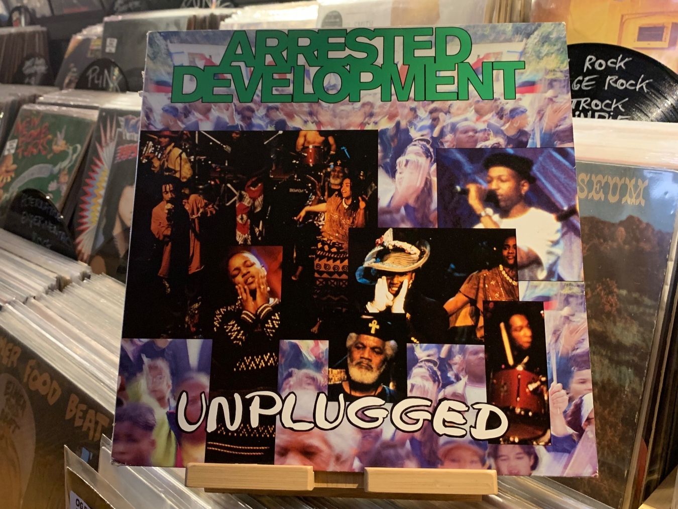 Dischi in vinile: ARRESTED DEVELOPMENT - UNPLUGGED...OG UK 1993 EX/EX LP – Usato da Gals venduto da Diskopatshop