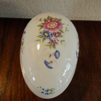 Porzellandose(Hollohoza) in Ei-Form mit Blumenmuster.