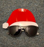 Sonnenbrille mit Weihnachtsmütze - Cooler Look für das Fest