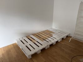 3 Paletten (Weiß angestrichen)