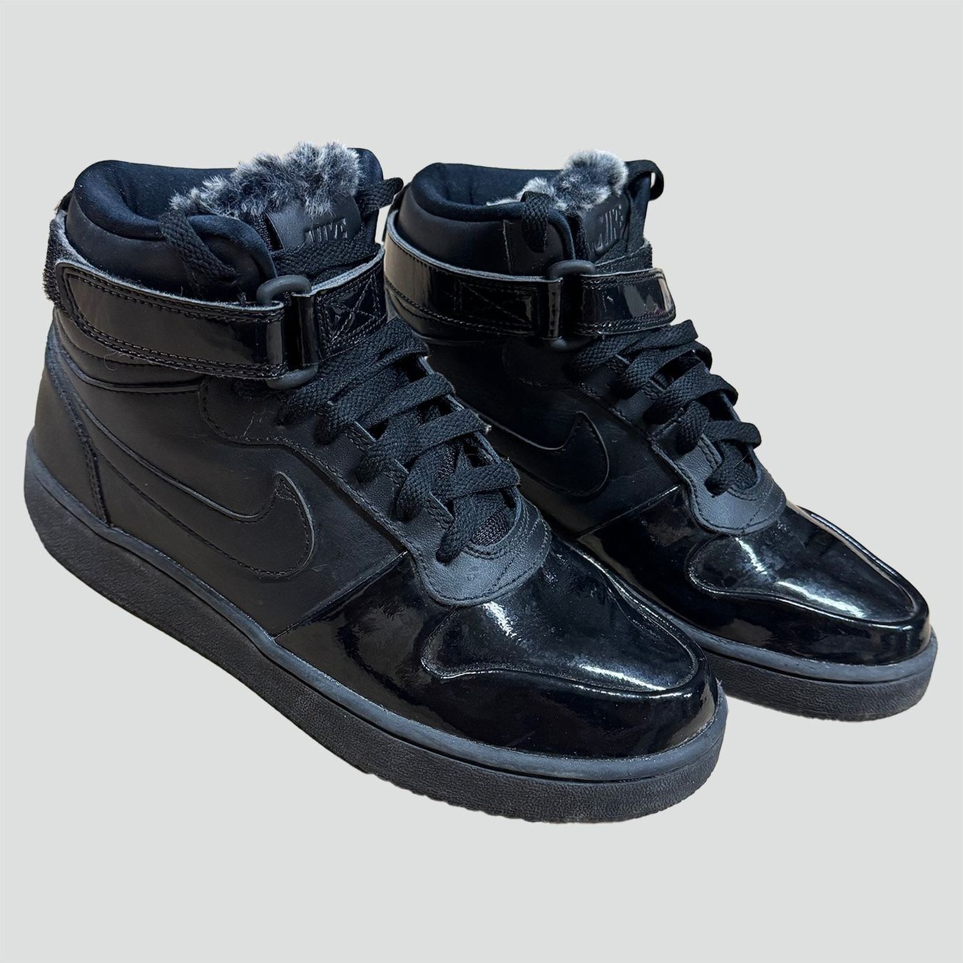 Nike Damenschuhe: Nike vintage high top sneakers size 38.5 – Gebraucht aus St. Gallen von sourced_limited