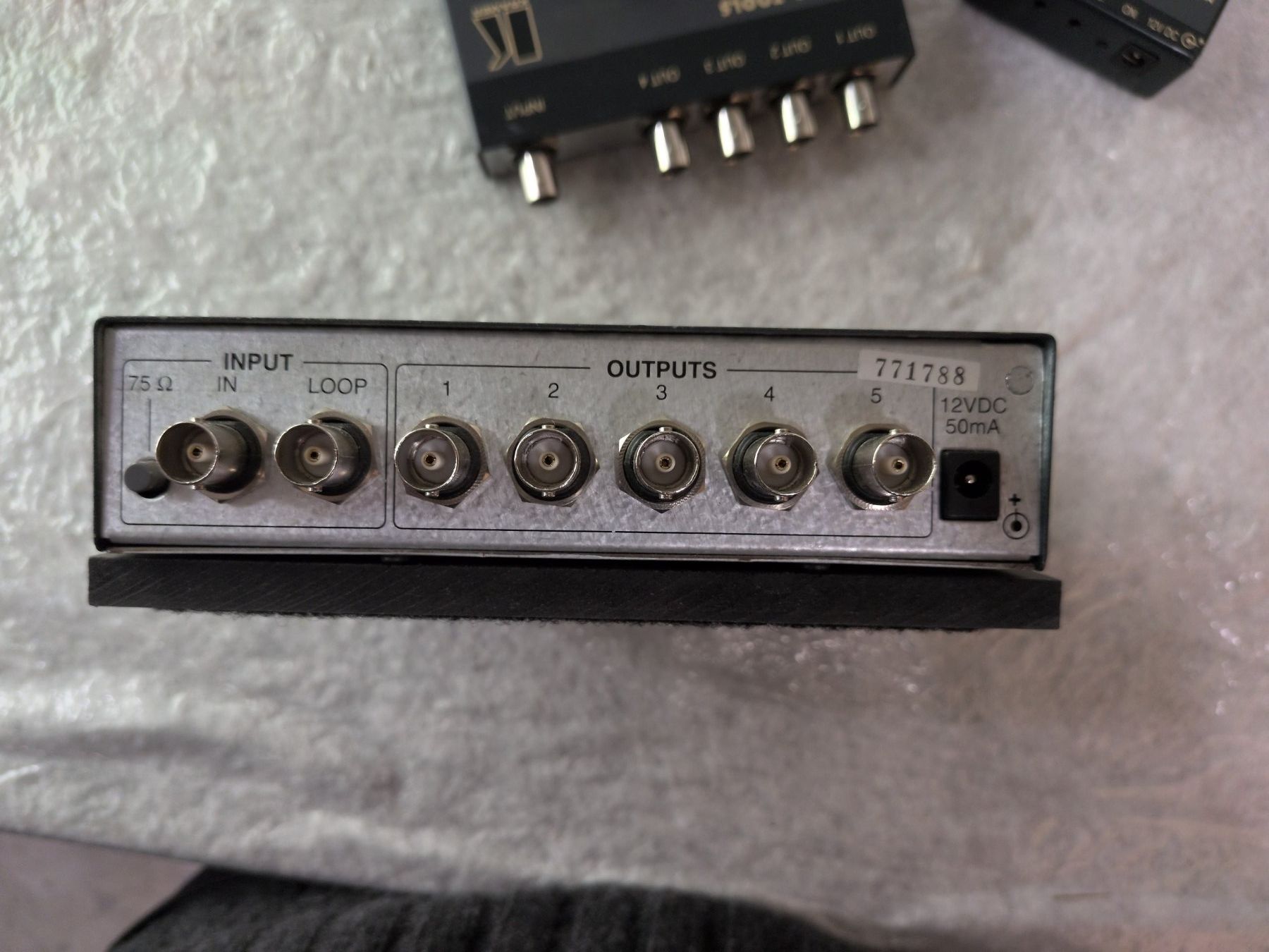 Kramer Convertitori: Kramer VM50V 1:5 Video Distributor + Netzteil 12VDC – Usato da Basel venduto da Fcol 1