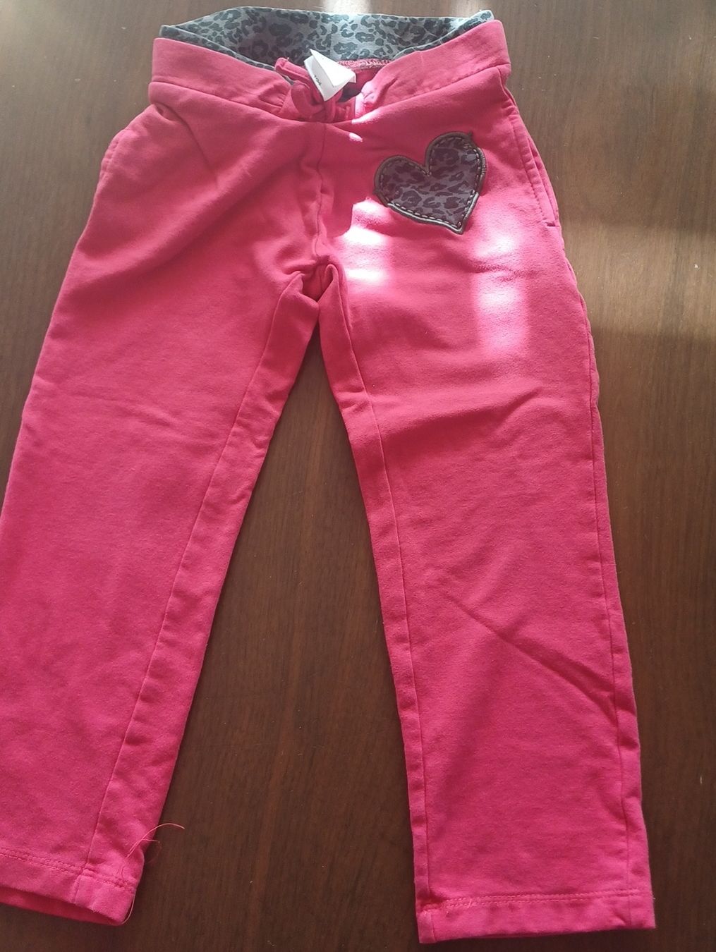 C&A Pantaloni: Kinderhose pink mit Herzmuster  – Usato da Riniken venduto da Lessy-