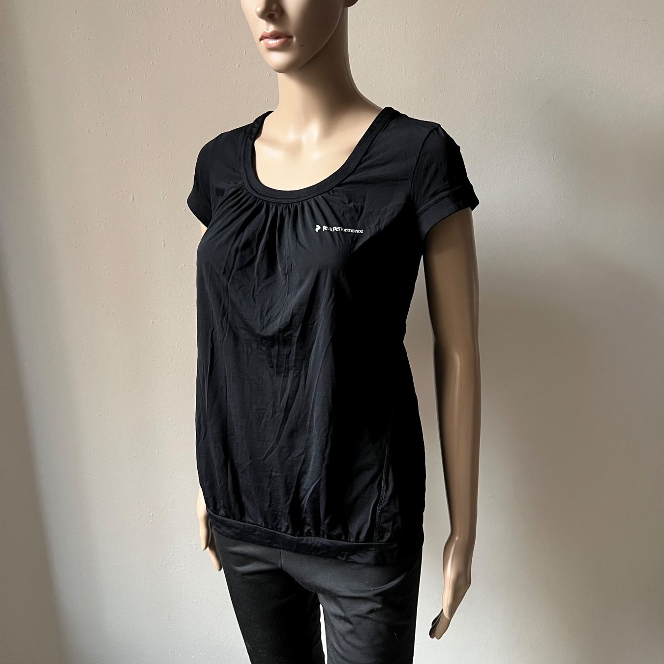 Peak Performance T-shirt: PEAK PERFORMANCE T-Shirt 🖤 – Usato da Zürich venduto da ClosetQueen 1