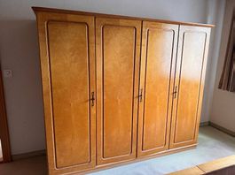 Alter Kleiderschrank aus Holz mit Charme
