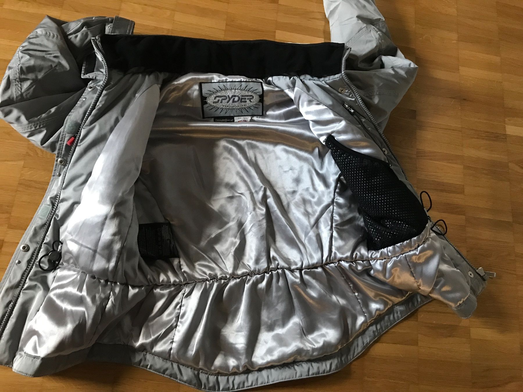 Spyder Giacche: Spyder Schijacke Gr 36 silber – Usato da St. Margrethen SG venduto da kellenbh 2